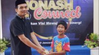 Founding Baladena.Id (kanan) menyerahkan Reward kepada Atana Hokma Denena atas capaiannya sebagai kontributor muda Baladena.Id (19/1)