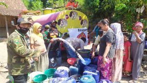 Peduli Kemanusiaan, Pemuda Ansor Sedan Distribusi Air ke Galempar