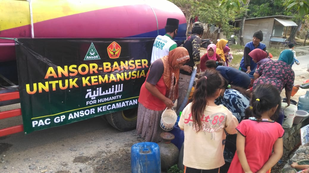 Lagi, Ansor Sedan Distribusikan Air Bersih Hingga Malam