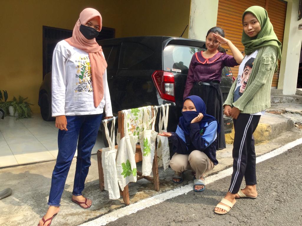 Eco Print Sebagai Solusi Wirausaha Milenial Bermodal Murah di Tengah Pandemi Eco Print Sebagai Solusi Wirausaha Milenial Bermodal Murah di Tengah Pandemi