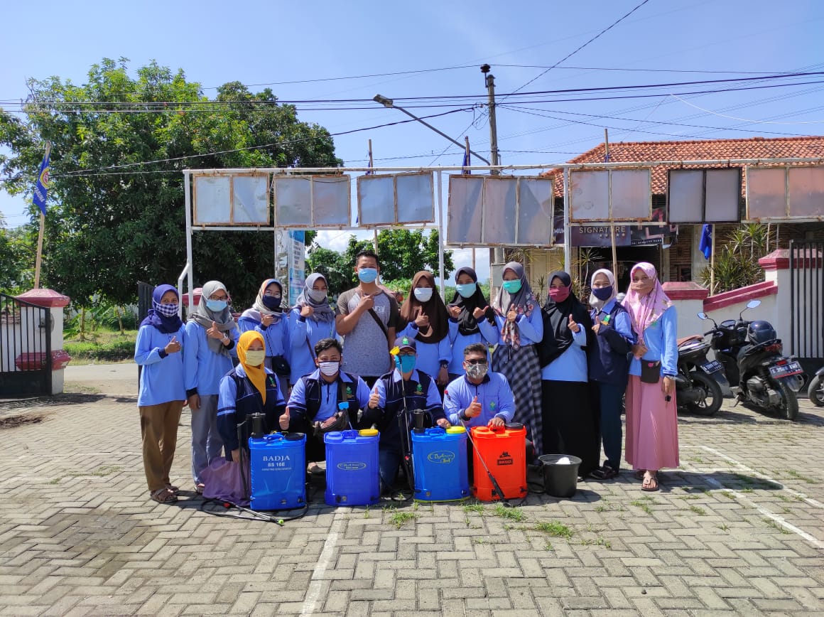 Mahasiswa KKN UIN Walisongo Lakukan Penyemprotan Desinfektan di Harjosari Kidul Tegal