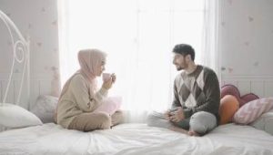 Suka Minum Pakai Gelas Bekas Minuman Suami? Ini Hukumnya