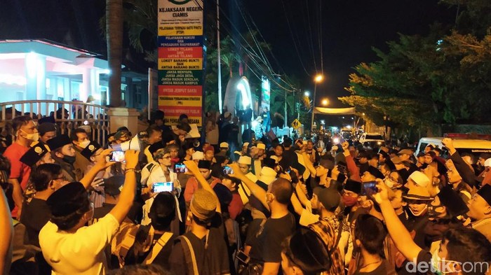 Massa pendukung Habib Rizieq mendatangi Kejari Ciamis. Foto Dadang Hermansyahdetikcom