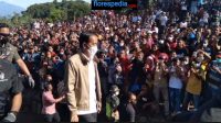 Foto Kerumunan Jokowi di Flores Timur