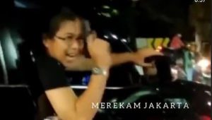 Pengemudi Fortuner Tabrak Wanita di Duren Sawit Acungkan Pistol: Bukan Salah Gua!