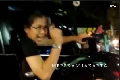 Pengemudi Fortuner Tabrak Wanita di Duren Sawit Acungkan Pistol: Bukan Salah Gua!