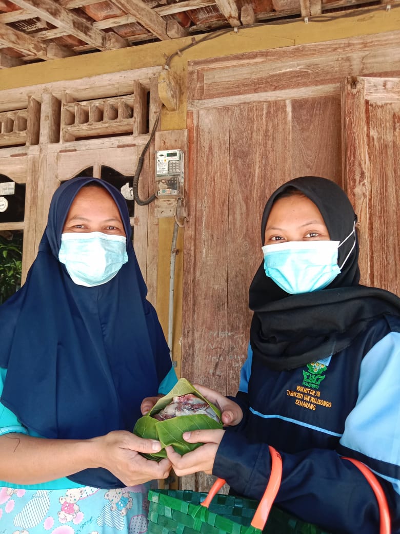 Sanja Planet NUFO Membagikan Daging Kurban ke Warga Mlagen