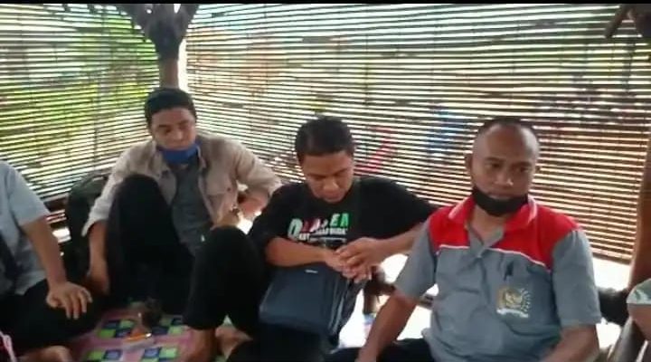 Beberapa peserta seleksi perangkat desa dari beberapa desa di Lasem melakukan pertemuan, pada Selasa (16/11/2021) di sebuah kedai di Desa Soditan Lasem, guna membahas rencana audiensi dugaan kejanggalan proses seleksi perangkat desa kepada DPRD Rembang.