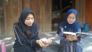 Dua guru Planet NUFO sedang simaan di depan rumah Olimpiade