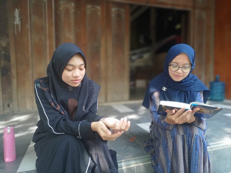 Dua guru Planet NUFO sedang simaan di depan rumah Olimpiade