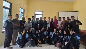 Demonstrasi Pembuatan ecoprint oleh mahasiswa TIM II KKN Undip