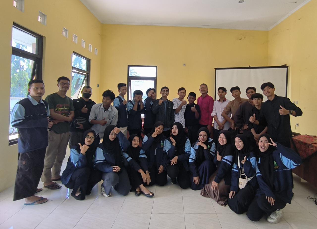 Demonstrasi Pembuatan ecoprint oleh mahasiswa TIM II KKN Undip