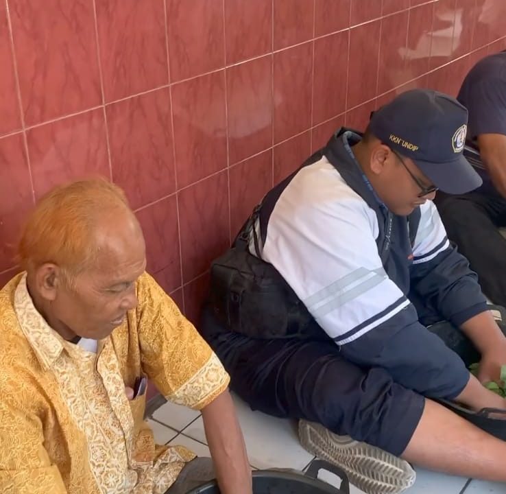 Pembuatan Biosaka oleh Mahasiswa KKN UNDIP dan Petani Desa Tulas