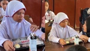Devi SIswa SD yang Bawa Makan Siang Gratis untuk Ibunya