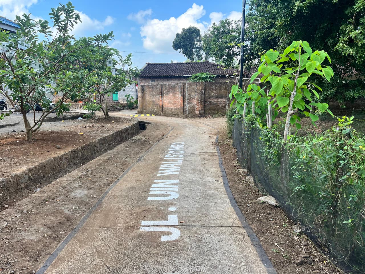 pengecatan jalan KKN UIN Walisongo